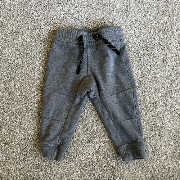 BOYS GAP 1/4 ZIP GRAY HOODED SWEATSHIRT AND SWEATPANTS SET - SZ 12-18 M - Picture 5 of 7